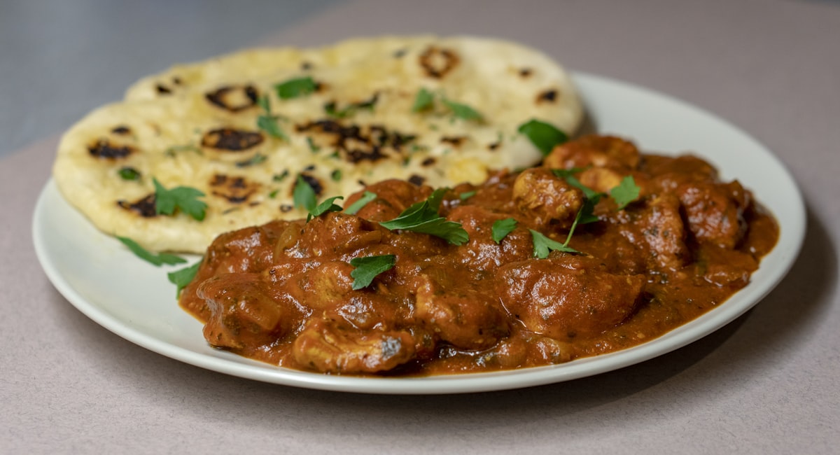 Curry met vers naanbrood