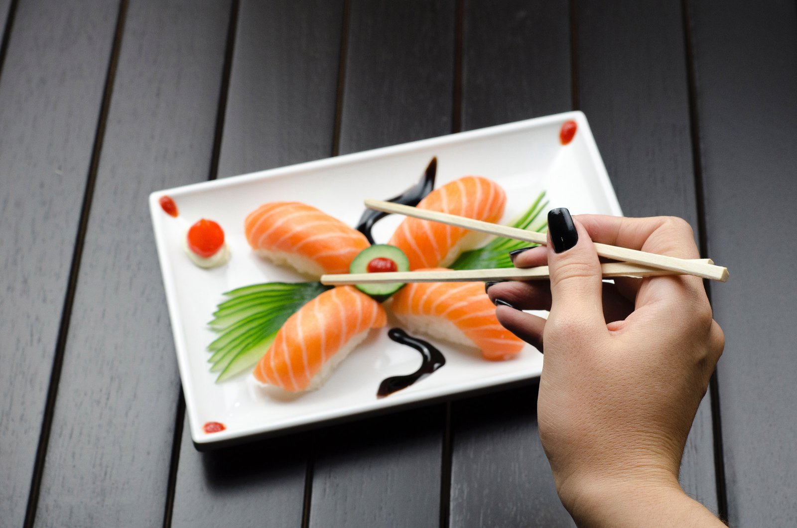 Zalm nigiri met eetstokjes
