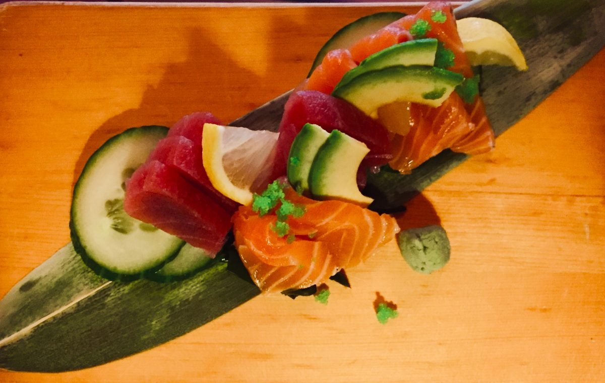 Sashimi van zalm en tonijn op bamboeblad